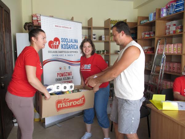 Osim prehrambenih namirnica, korisnici u paketu dobivaju i higijenske potrepštine // Foto: Crveni križ Koprivnica
