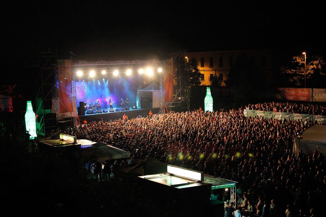 Odlično posjećeni koncerti na pozornici kod Starog grada // Foto: Špancirfest