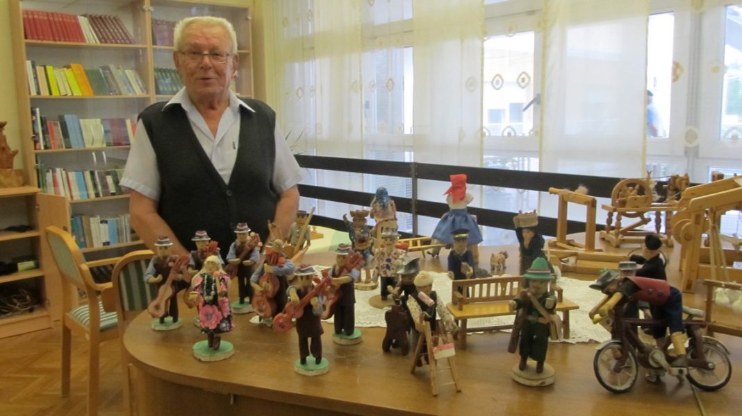 Ivan Vitez sa svojim drvenim minijaturama // Foto: Dom za starije i nemoćne osobe Koprivnica