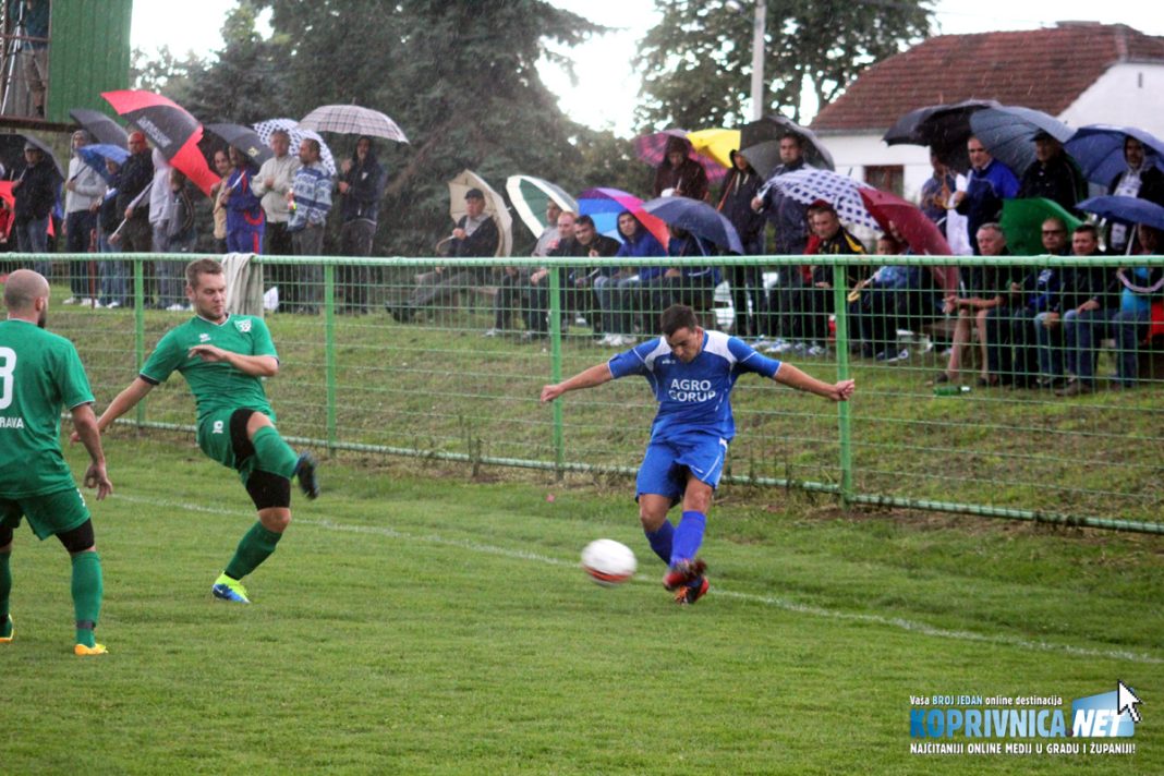 Nogometaši Drave i Osvita odigrali su bez pobjednika u Novigradu Podravskom, s najvjernijim navijačima kiša nije smetala u bodrenju svojih ljubimaca // Foto: Koprivnica.net