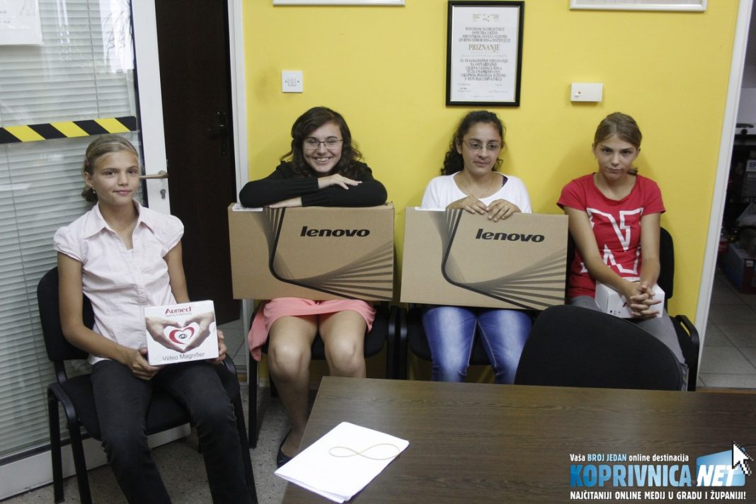 Mladim članicama udruge donirani su povećala i prilagođeni laptopi // Foto: Zvonimir Markač