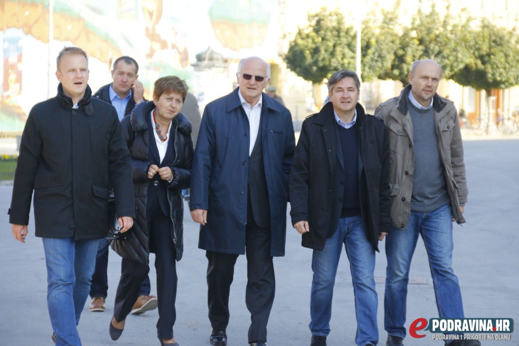 Predstavnici koalicije Hrvatska raste na čelu s Josipom Lekom u koprivničkom središtu // Foto: Mario Kos
