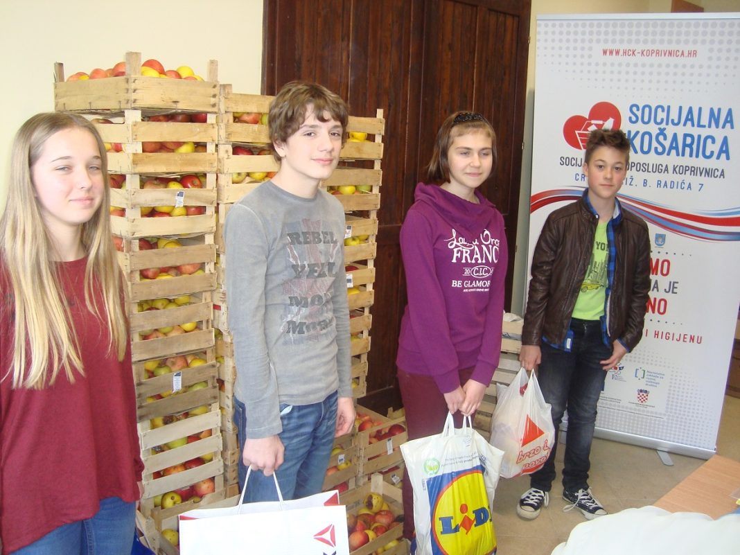 Učenici koprivničke škole Đuro Ester pomogli u podjeli // Foto: GD CK Koprivnica