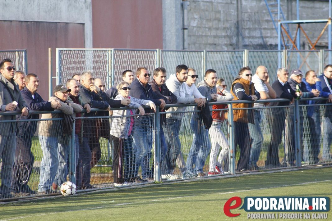 Publika na utakmici Tehnike i Mladosti iz Sigeca // Foto: Zvonimir Markač