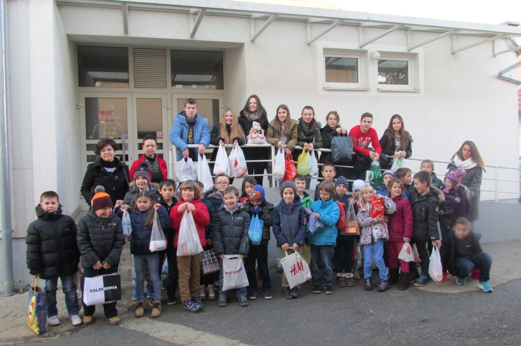 Školarci iz OŠ Braća Radić donirali su koprivničku Socijalnu samoposlugu // Foto: Crveni križ Koprivnica