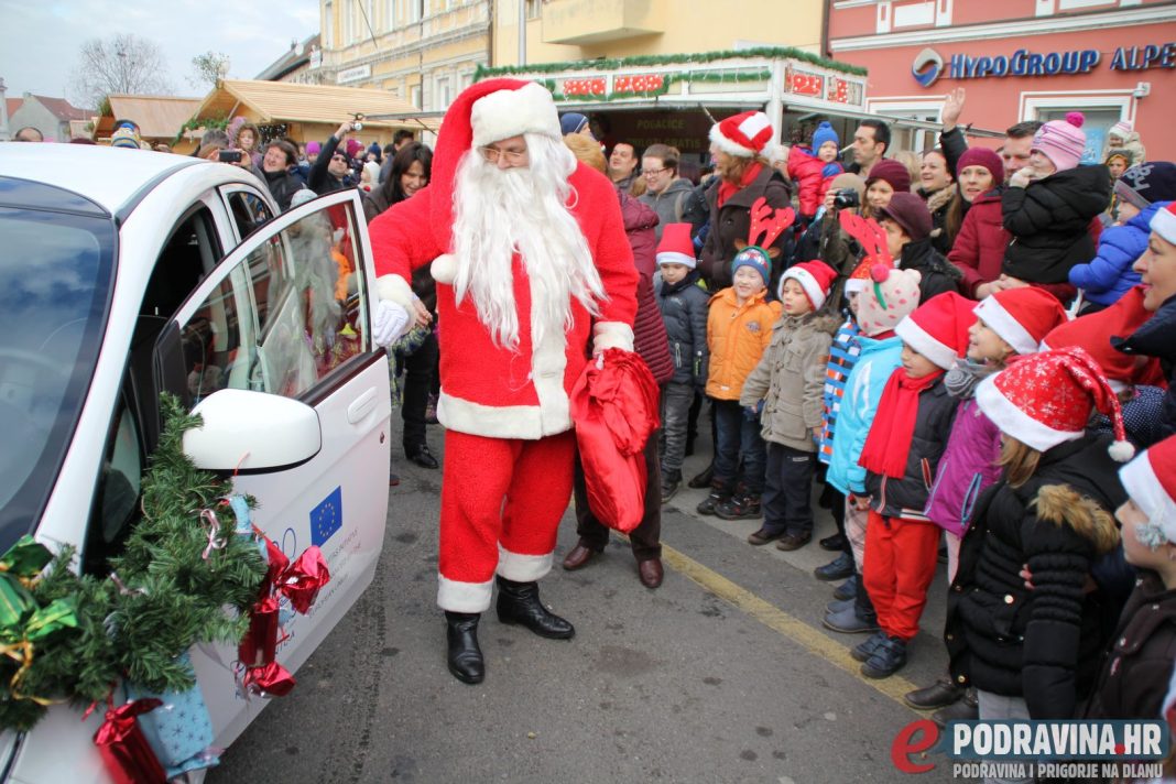 Djed Mraz u Koprivnicu stigao električnim automobilom // Foto: Marko Murković