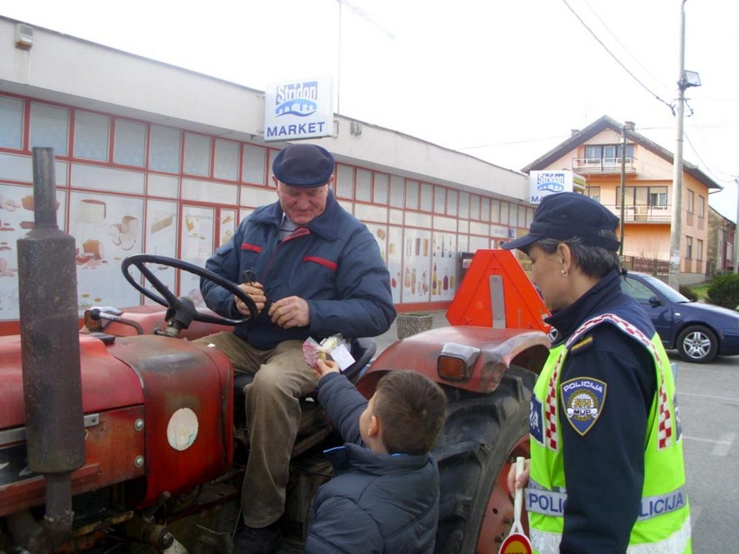 Vrtićarci kontrolirali promet u Novigradu Podravskom // Foto: Vrtić Fijolica