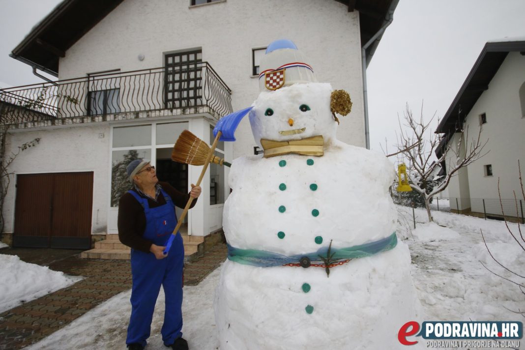 Ivan Vitez i njegov snjegović od tri metra // Foto: Matija Gudlin