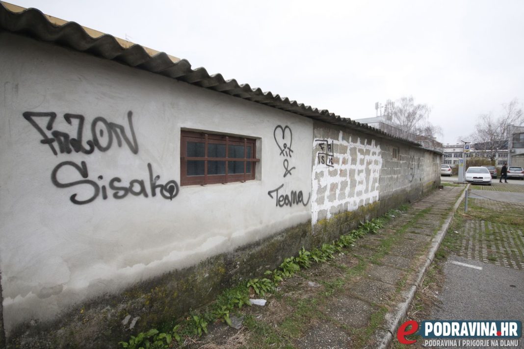 Grafiti na garažama u koprivničkoj Ulici hrvatske državnosti // Foto: Matija Gudlin