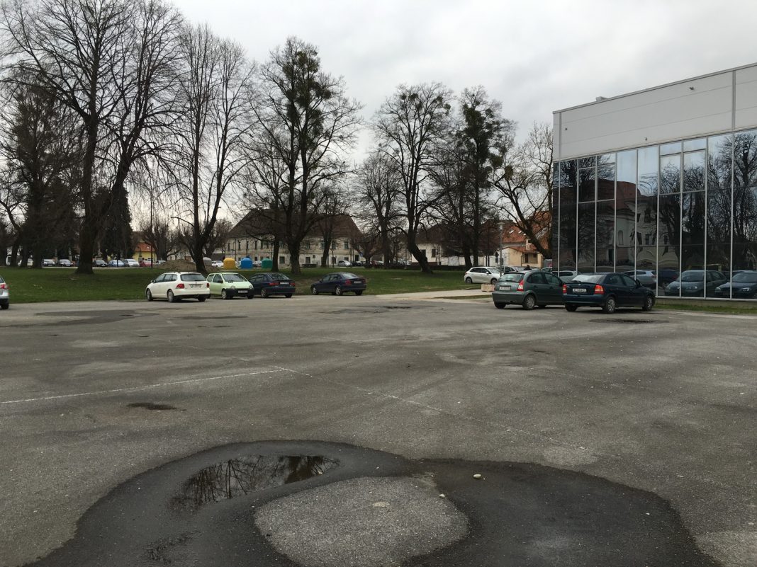 Parkirani automobili na igralištu Osnovne škole Antun Nemčić Gostovinski // Foto: Snimio čitatelj