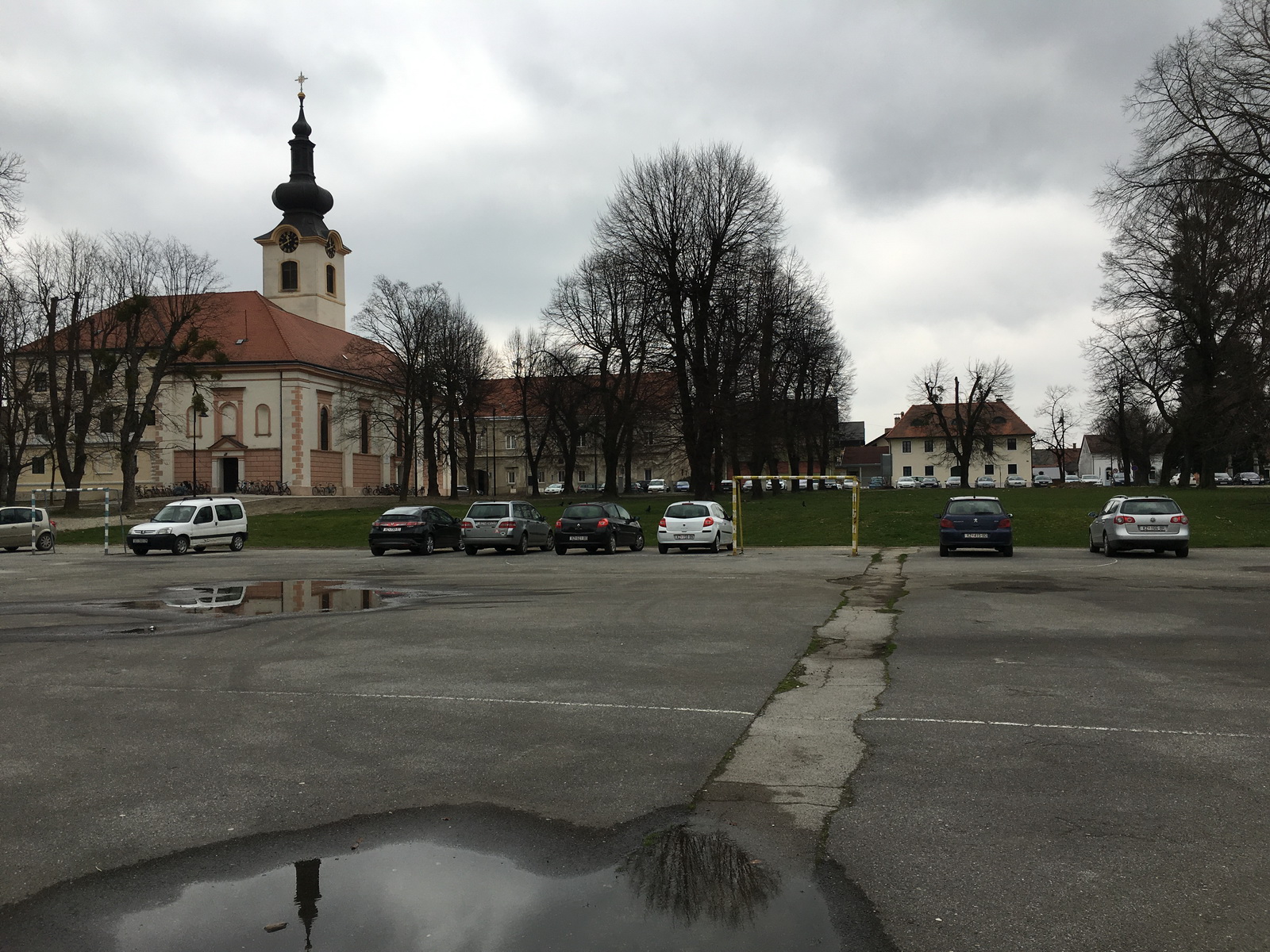 Parkirani automobili na igralištu Osnovne škole Antun Nemčić Gostovinski // Foto: Snimio čitatelj