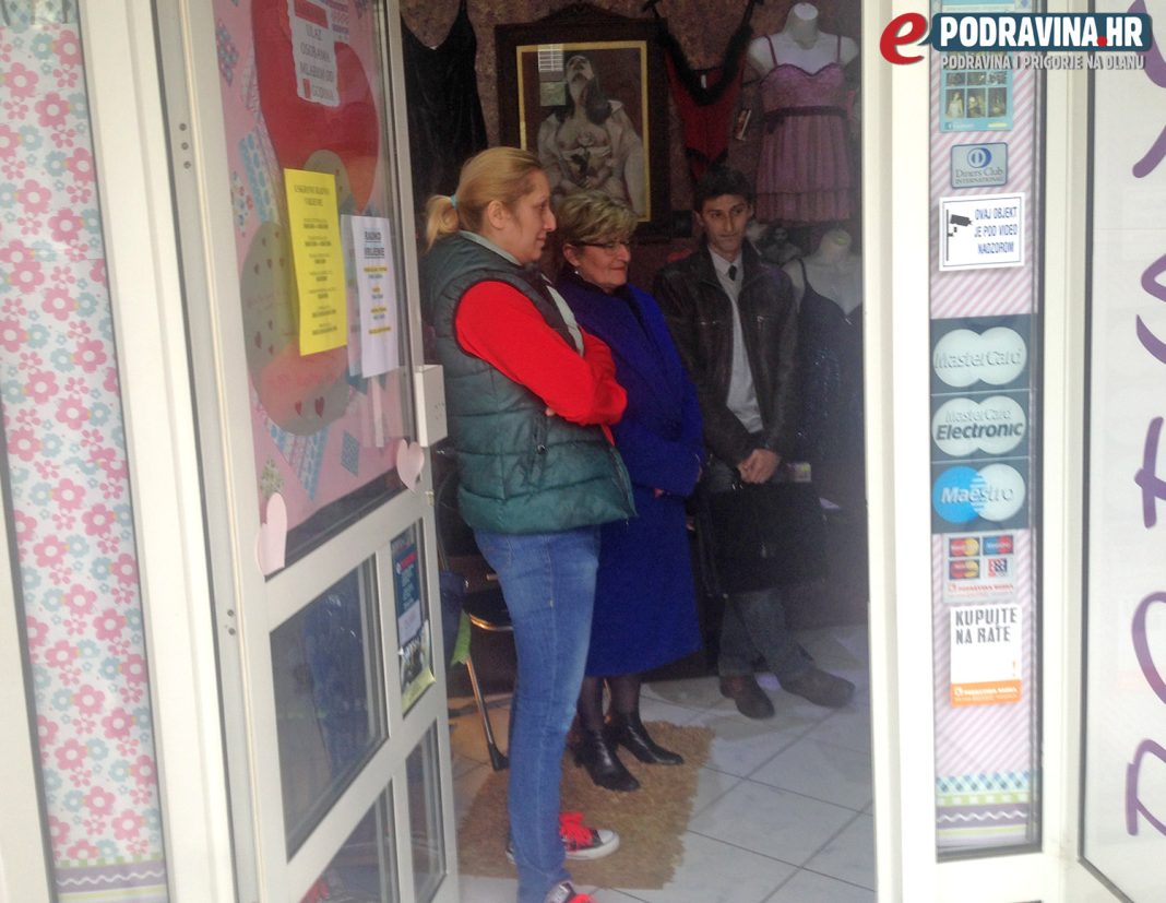 Vlasnica Sexy shopa i njezini odvjetnici prilikom policijske racije // Foto: Mario Kos