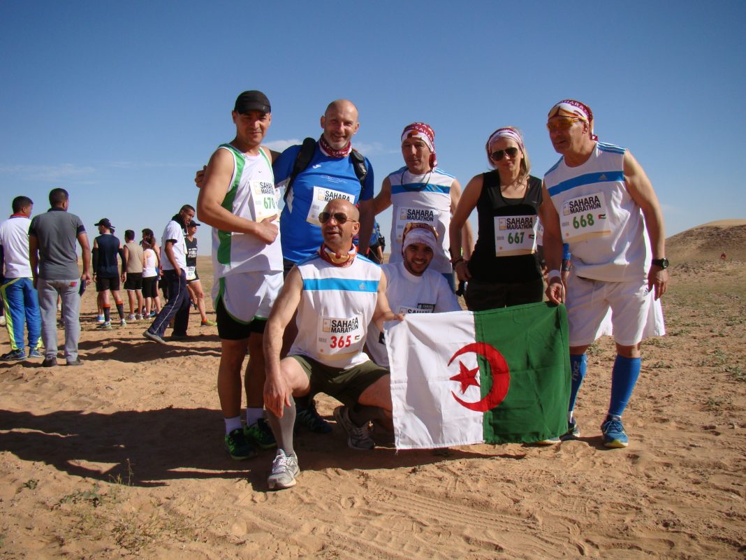 Damir Vujnovac stoji drugi s lijeva sa sudionicima međunarodnog Saharskog maratona Foto Vujnovac