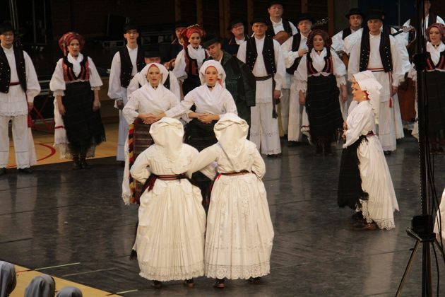 FOTO Ansambl Lado koncertom u čast Ivanu Ivančanu do zadnjeg mjesta napunio dvoranu u Molvama