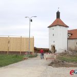 Željko Lacković i nastambe za deve u izgradnji