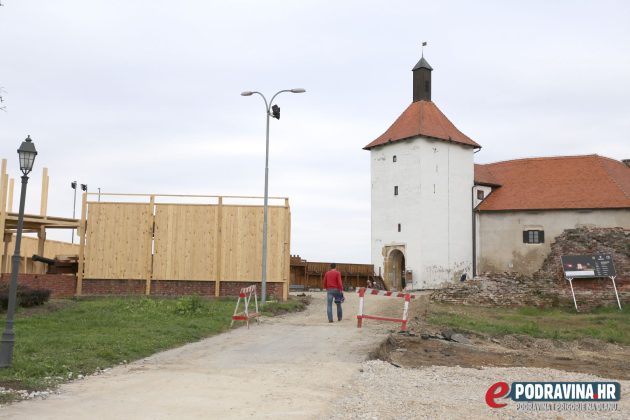 Željko Lacković i nastambe za deve u izgradnji