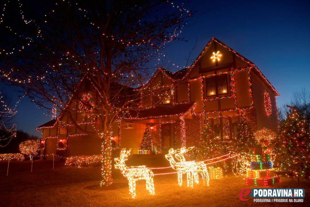 Božićna svijetla i lampice na kući, ilustracija