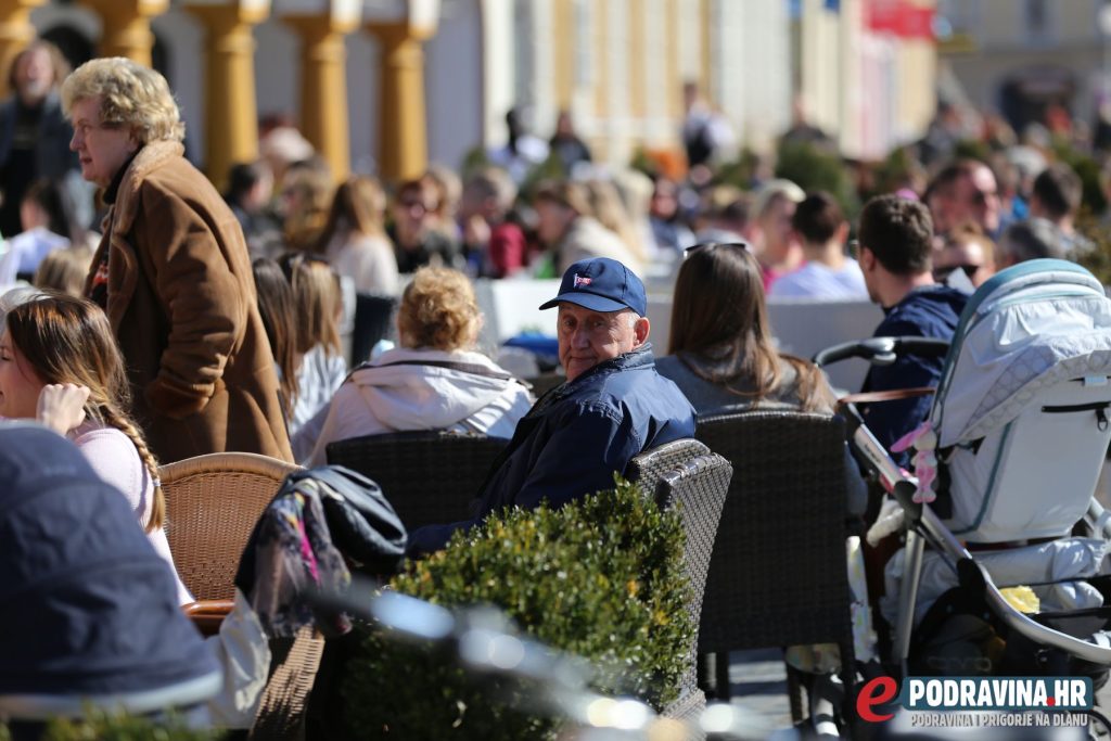 Sunčano dopodne na Zrinskom trgu u Koprivnici