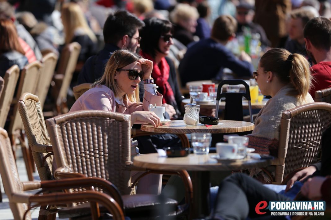 Sunčano dopodne na Zrinskom trgu u Koprivnici cijena kave leti u nebo