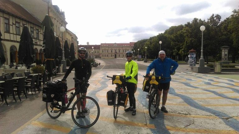 FOTO S vjetrom u prsa i 25 kilograma tereta na biciklu, tri entuzijasta zaputila se kroz Koprivnicu na rutu od 1500 kilometara do Bratislave i Beča