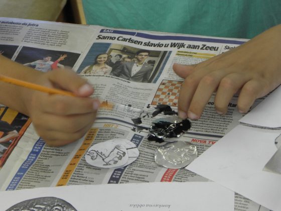 FOTO Osnovnoškolci pokazali kreativnost na radionici prilikom izrađivanja đurđevačkog novčića