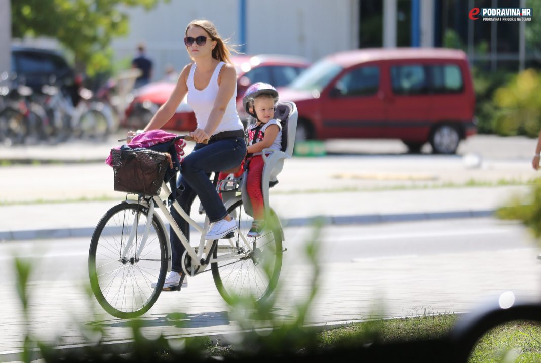 Mlada mama i dijete na biciklu