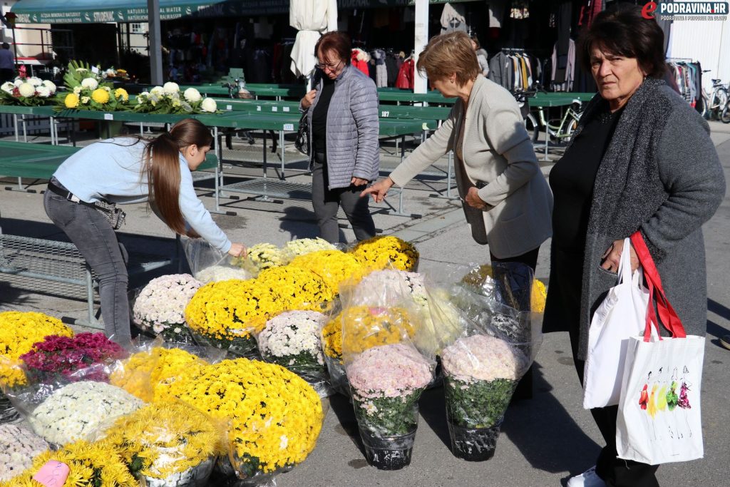 Cvijeće na tržnici uoči blagdana Svih Svetih // Foto: Matija Gudlin