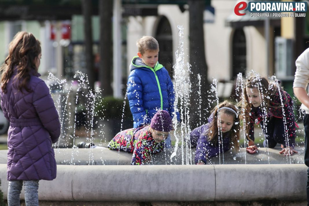 Igra na fontani // Foto: Matija Gudlin