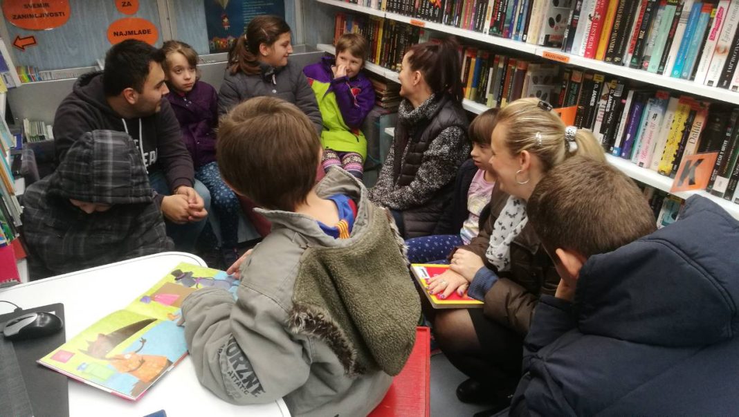 Mališani u Bibliobusu saznali sve o pokretnoj knjižnici i uživali u zanimljivim pričama
