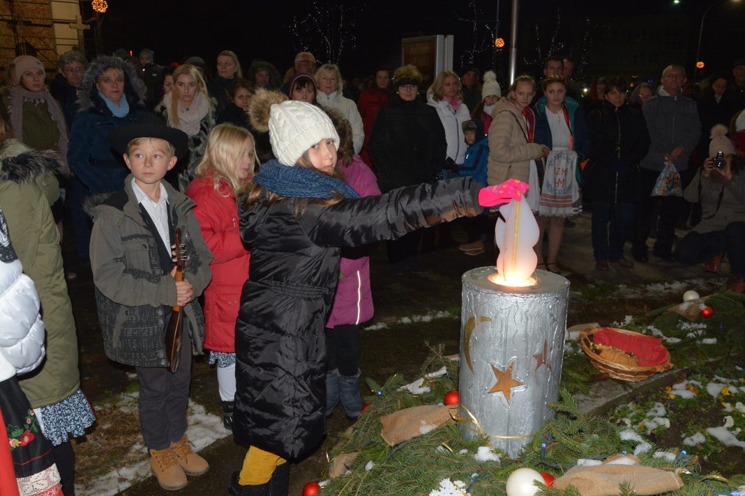 UPALJENA.SVIJEĆANAADVENTSKOMVIJENCUNATRGUKRALJATOMISLAVA