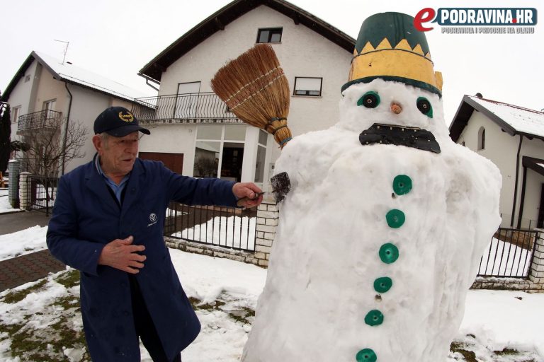 TO SE ZOVE VOLJA Super deda Ivan Vitez s 86 godina nastavio je tradiciju i napravio najvećeg snjegovića u gradu: ‘Slomio sam rebra i trebao bi mirovati, ali ko bi starog vuka zavezal’