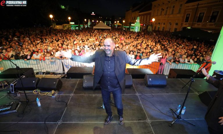 FOTO/VIDEO Brojna publika pjevala u sav glas zajedno s legendarnim Draženom Zečićem