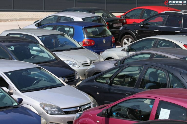 Volkswagenom išao u “rikverc”, pogodio uredno parkirani Opel i otišao – ali ne zadugo