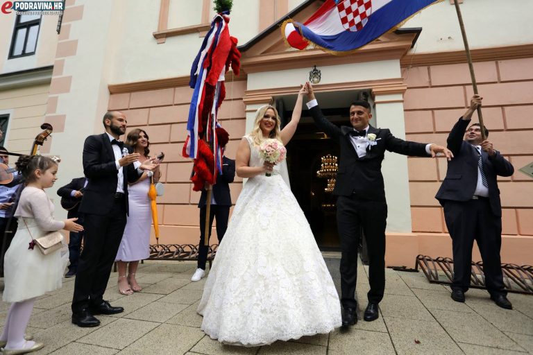 FOTO/VIDEO Slavenaš Mateas Delić i Ana Horvat bajkovitim vjenčanjem okrunili dugogodišnju vezu