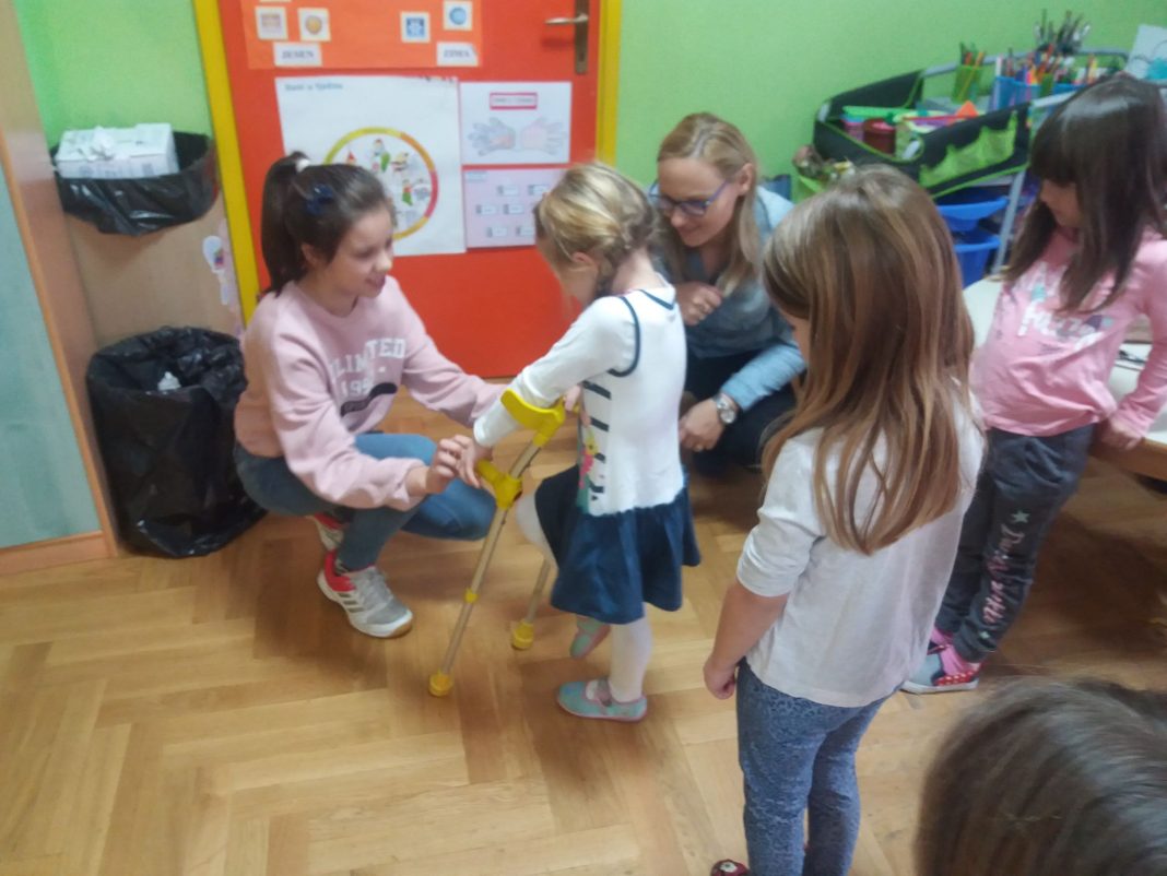 Veliki i mali volonteri u Koprivničkom Ivancu učili kako pomoći osobama s invaliditetom