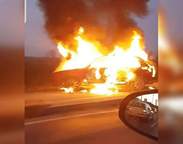 UPRAVO Nasred ceste požar progutao automobil