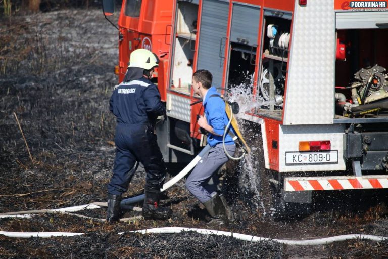 Đurđevački vatrogasci uspješno ugasili vatru koja je zahvatila nisko raslinje i suhu travu