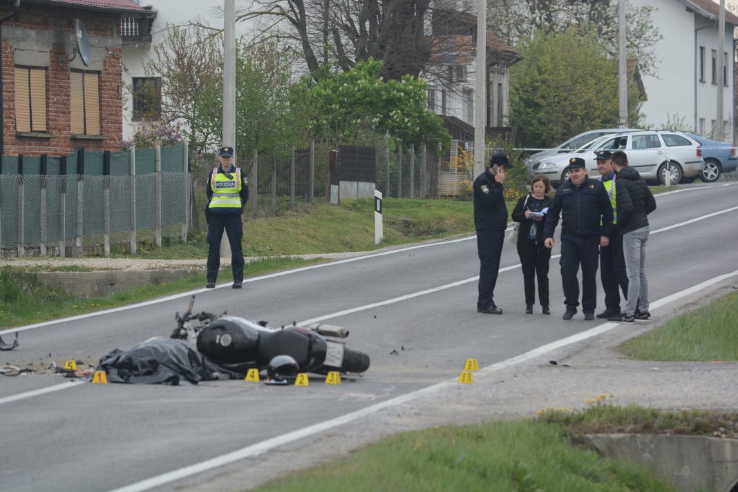 FOTO Mladić na kojega je jutros naletio kamion poginuo je niti kilometar od kuće, dva sata je njegovo tijelo ležalo na cesti