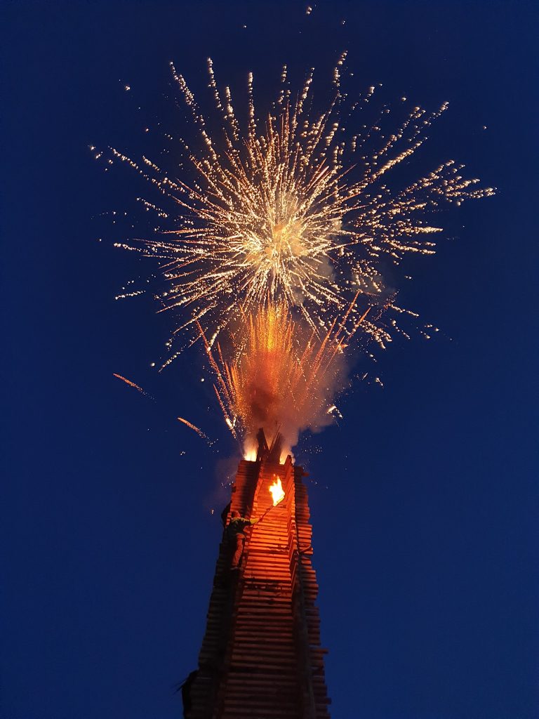 FOTO/VIDEO Spektakularne vuzmice obasjale Kalnik, visoki plamen izazvao divljenje mnogih