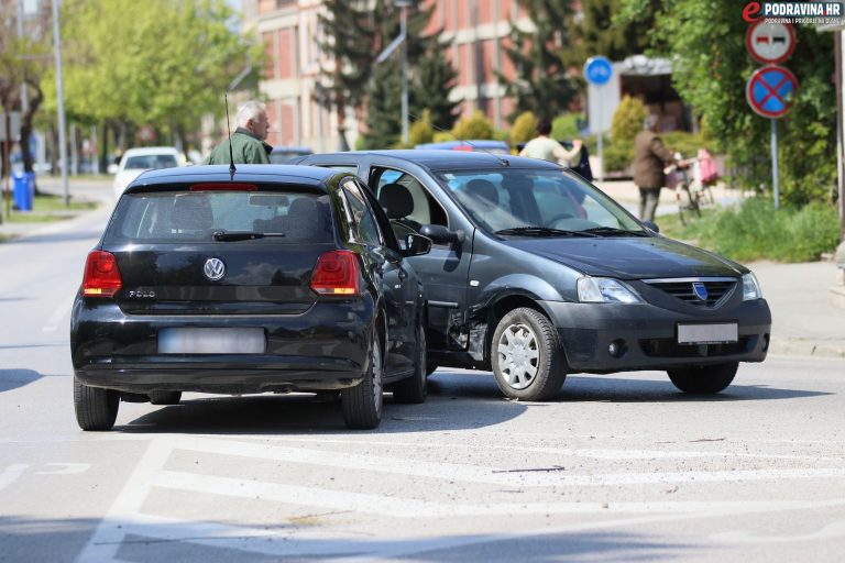 FOTO Sudar Dacije i Volkswagena na križanju kod Srednje škole, vozačica navodno nije vidjela znak stop