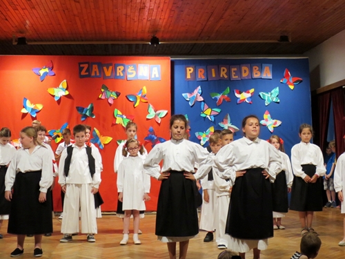 FOTO Osnovnoškolci iz Molvi oprostili se od školskih klupa završnom priredbom punom plesa i smijeha