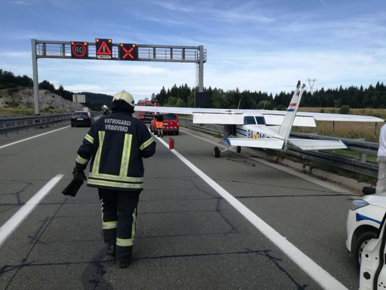 FOTO Avion prisilno sletio na autocestu u smjeru Rijeke i krilom se zabio u ogradu