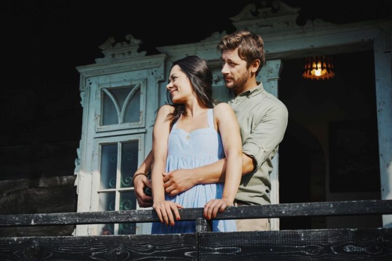 VIDEO Mladi pjevač i prelijepa glumica snimili romantičan spot u Hrvatskoj Sahari