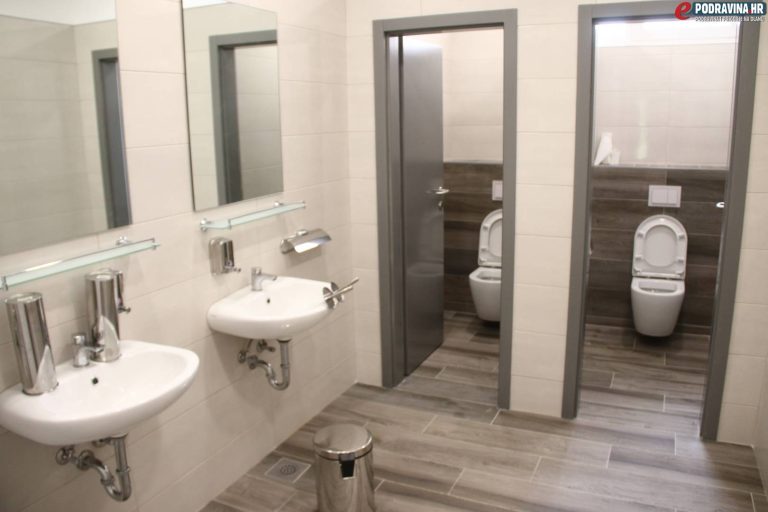 FOTO U Društvenom domu zasjali novi prekrasni toaleti, slijedi i obnova stolarije, načelnik Maletić: Uložili smo svojih 160 tisuća