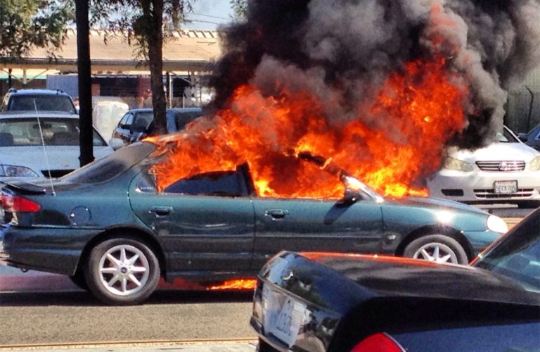 Usred Križevaca izgorio auto, evo kako je došlo do požara