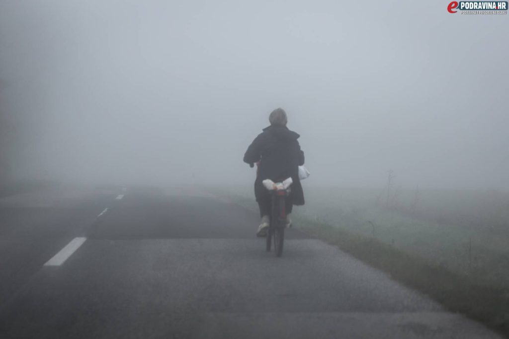 Biciklist u magli // Foto: Matija Gudlin