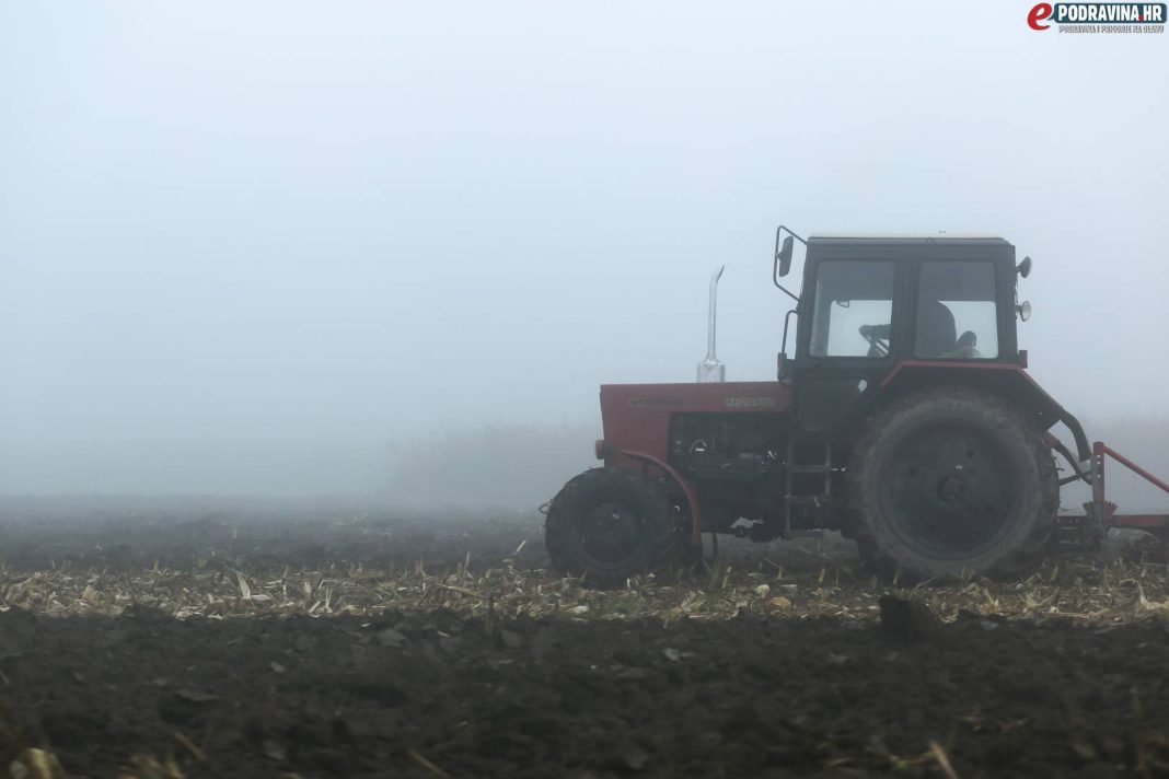Traktor u magli // Foto: Matija Gudlin