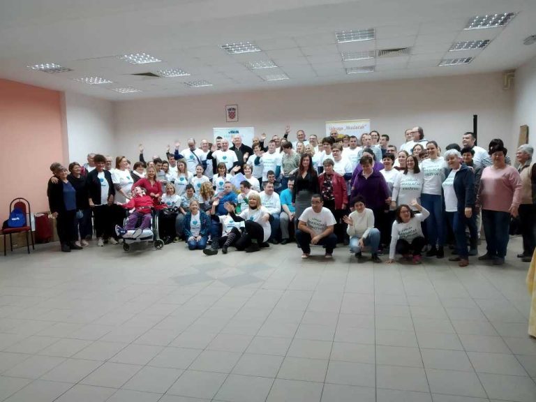 FOTO Volonteri INE stigli u posjet križevačkoj Udruzi Maslačak i donijeli četiri laptopa