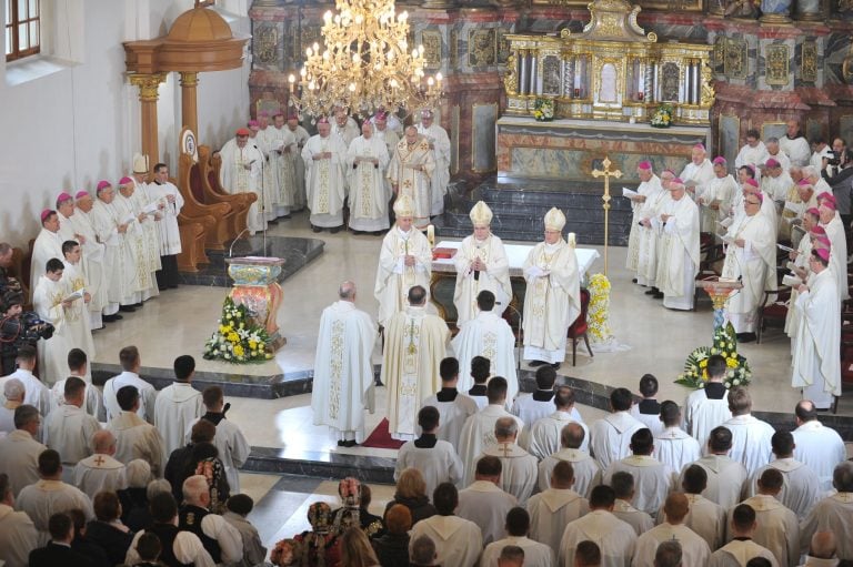 Procurile upute za mise: Neće biti ograničen broj vjernika, obavezno držanje distance, smišljen i način prikupljanja milodara?