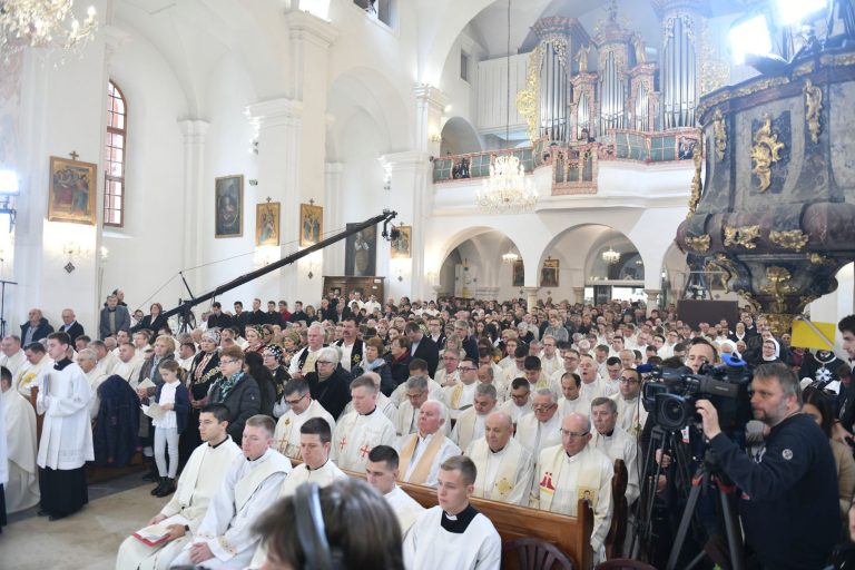 SLUŽBENO Umjesto svete vode na ulazu u crkvu dezinficijens, svećenici će imati maske, a vjernici si ne smiju pružati ruke